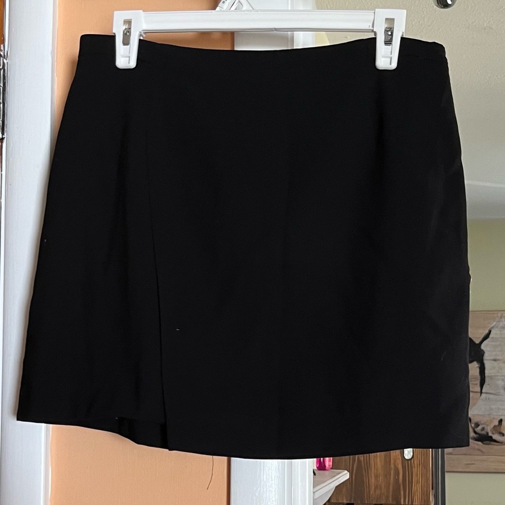 Black skirt with side zipper